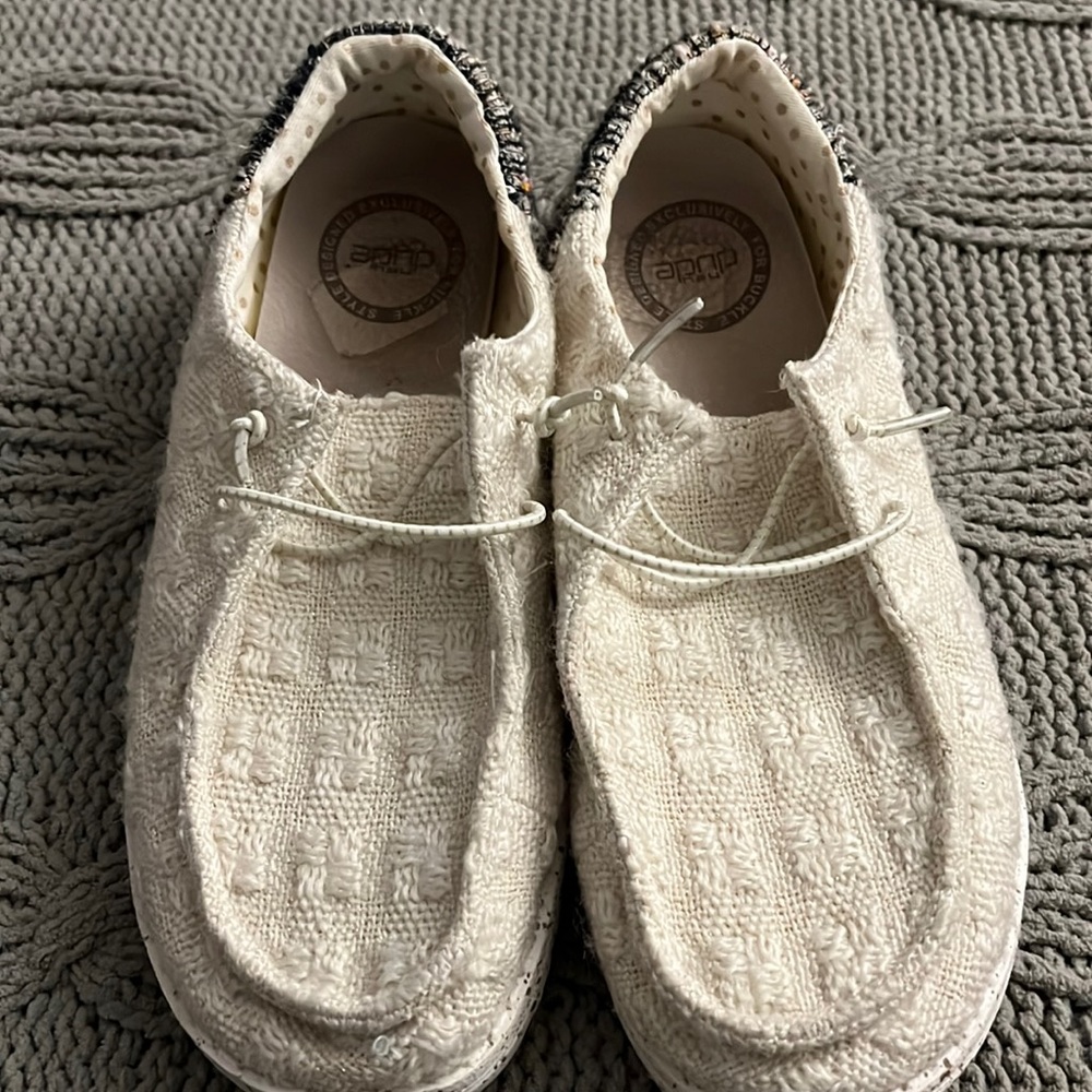 Women’s Hey Dudes. Size 7. Excellent condition.